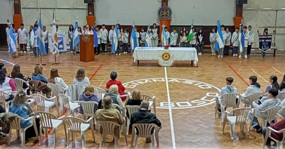 Padres y madres orgullosos por la mención recibida por sus hijos.