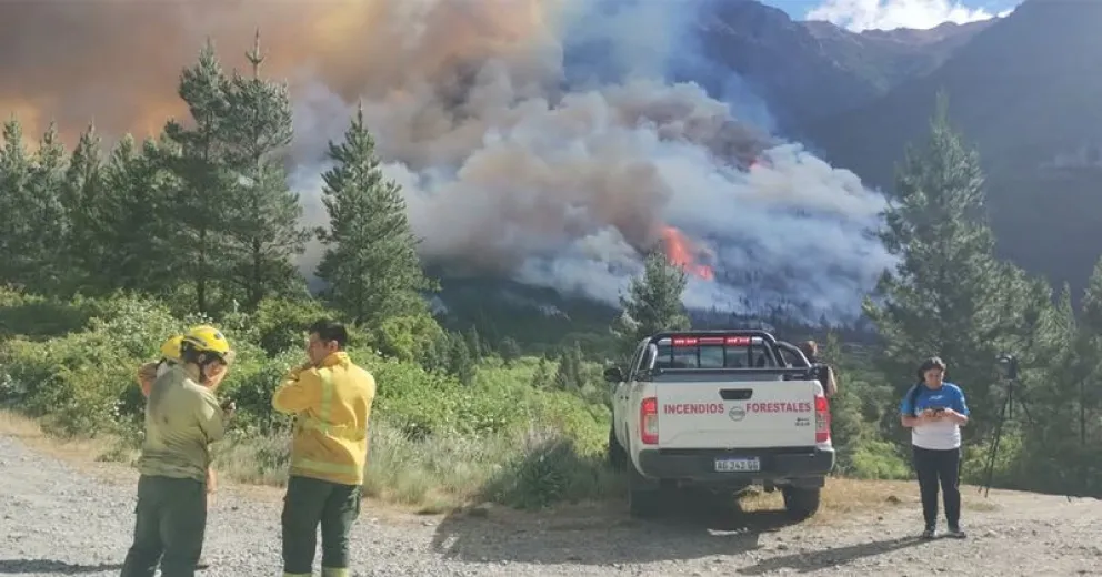El viento complica el combate de las llamas.