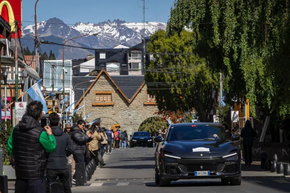 La gente esperaba ansiosa tanto en el Cívico como en calle Mitre. Fotos de Eugenia Neme.