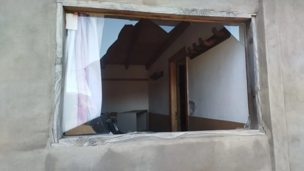 Entraron por la ventana se llevaron sillas y causaron destrozos.