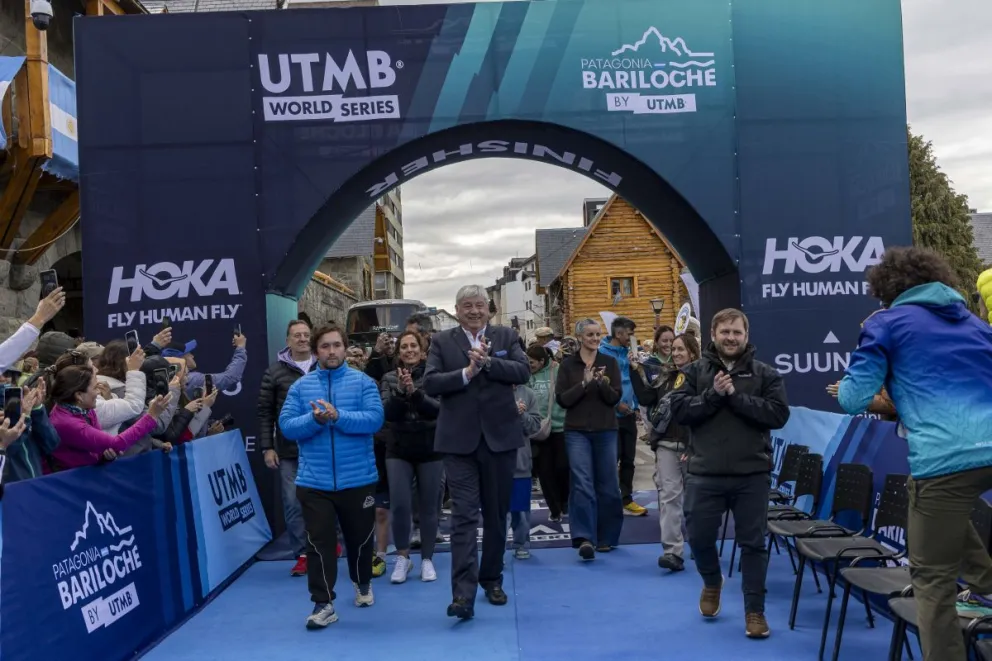EL intendente encabezó el cruce del portal para dar inicio al Ultra Trail Mont Blanc en Bariloche. Fotos: Eugenia Neme
