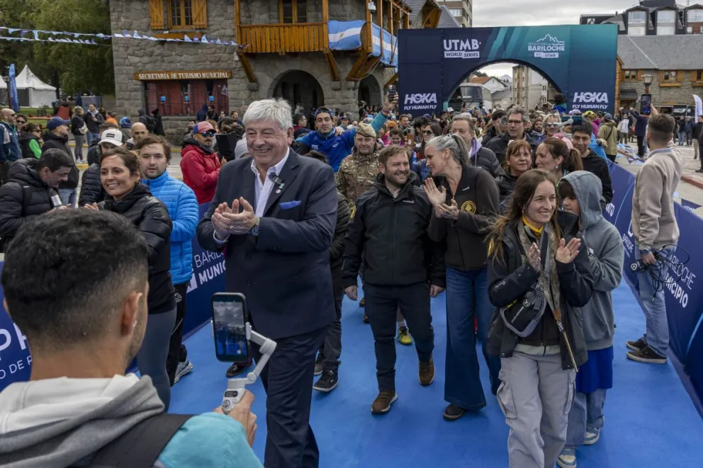 El intendente, junto a representantes de Parques Nacionales, el martes, en el Centro Cívico, durante la presentación de la competencia (foto: Eugenia Neme). 