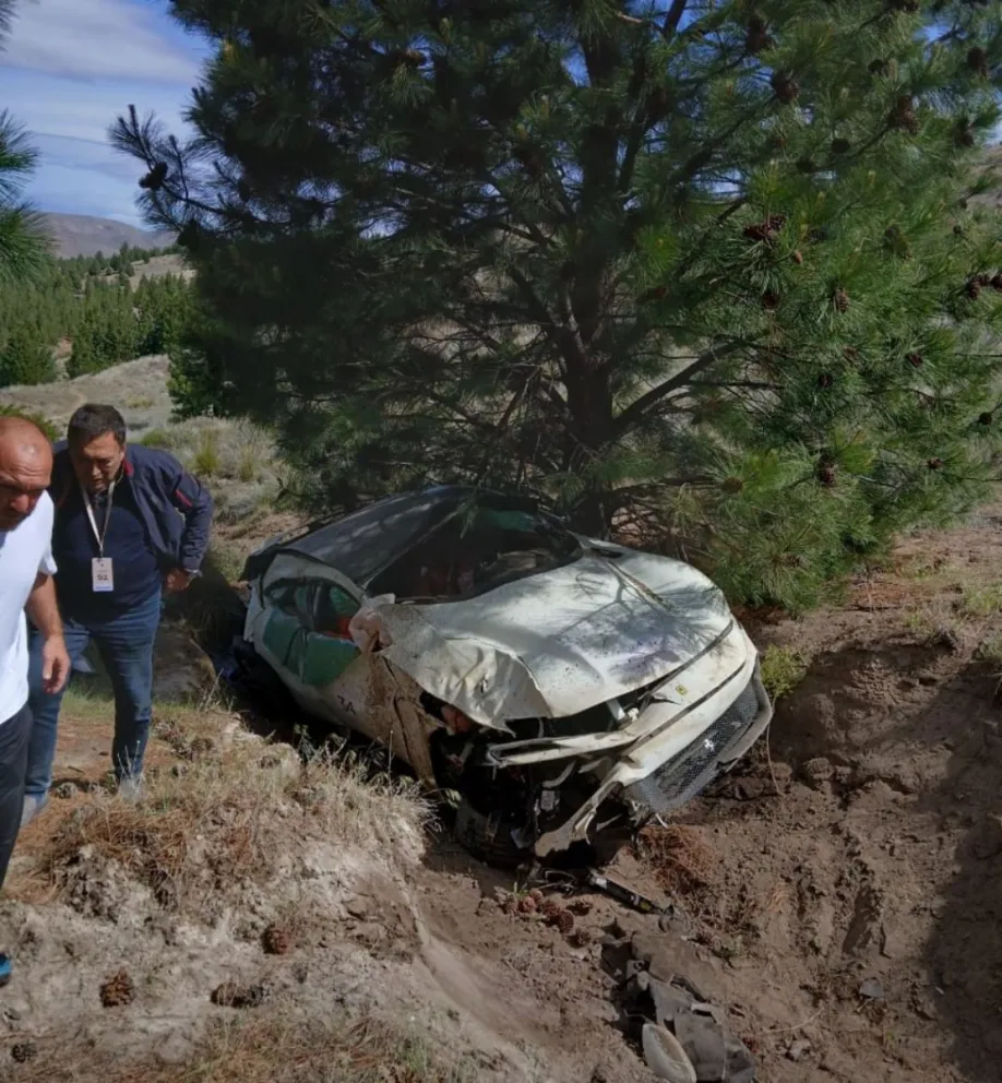 Así quedó la Ferrari que viajaba a a alta velocidad en Ruta 40. 