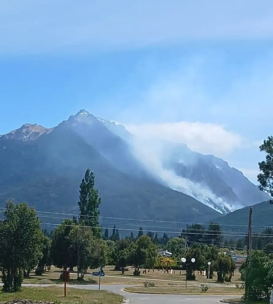 Lograron contener el fuego en la zona de Epuyén, pero el siniestro sigue activo. 