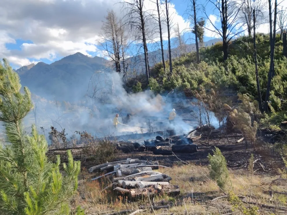 Arduo trabajo de combatientes del Splif para extinguir cuatro focos ígneos. Fotos: gentileza Splif 