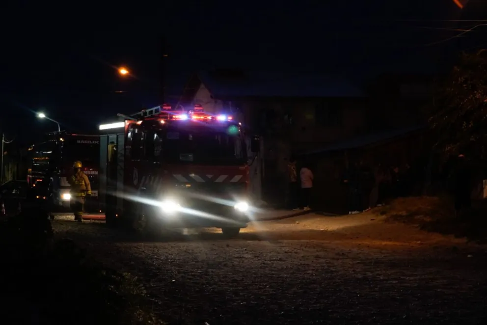Susto por incendio estructural en el Alto de la ciudad. Bomberos sofocaron las llamas. Fotos: Facundo Pardo