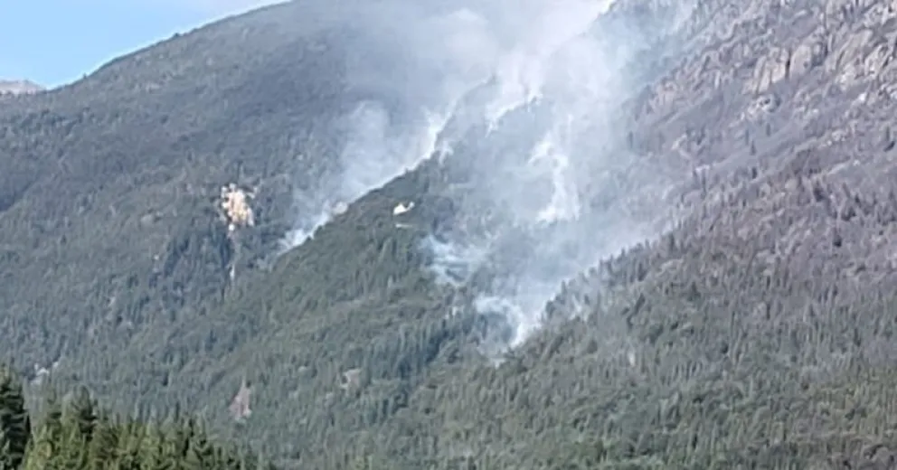 El fuego afecta sectores de difícil acceso. Imagen del combatiente Mayco Figueroa, de la Base de Servicio Cholila.