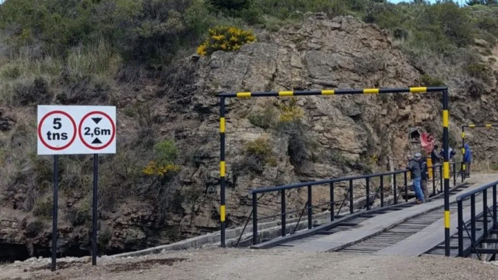 Anuncian que culminaron los trabajos estructurales en el puente Ñirihuau. 