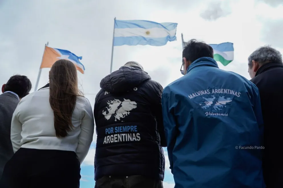 Con el Nahuel Huapi de fondo, izaron la bandera argentina por el Día de la Soberanía Nacional. Fotos: Facundo Pardo