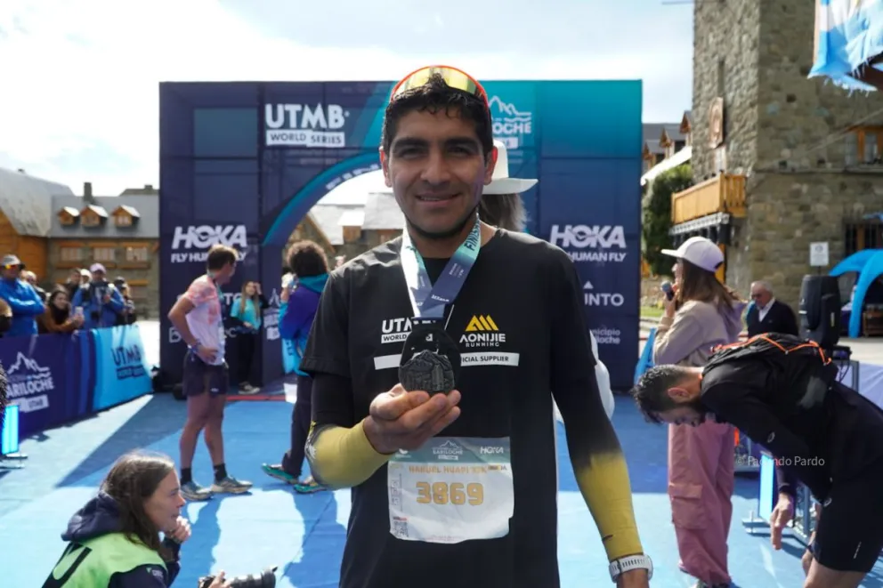El barilochense Javier Maliqueo, fue el primer atleta en llegar a los arcos del Centro Cívico en el Patagonia Bariloche By UTMB. Fotos: Facundo Pardo