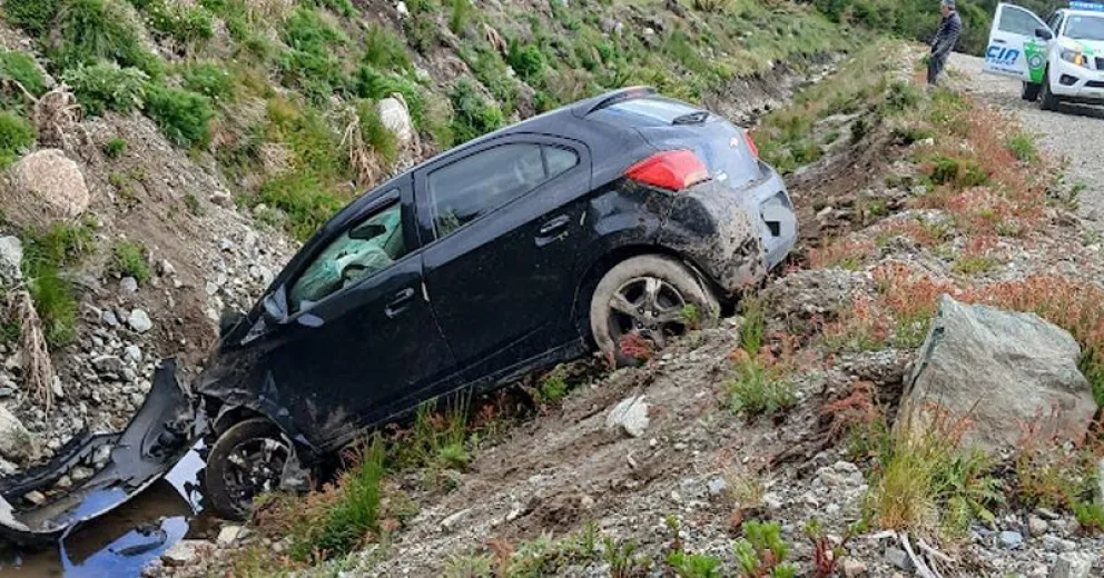 El automóvil quedó al costado de la ruta.