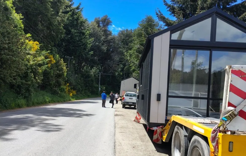 Detuvieron la instalación de cinco viviendas en plena costa del lago Nahuel Huapi. 
