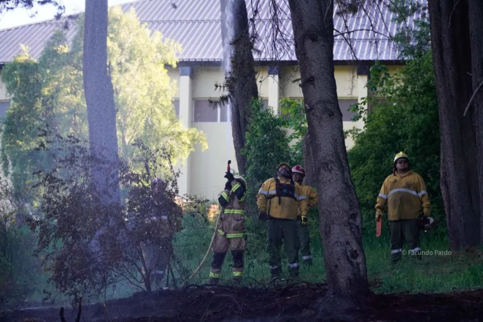 El trabajo de los bomberos en el lugar / Fotos Facu Pardo 