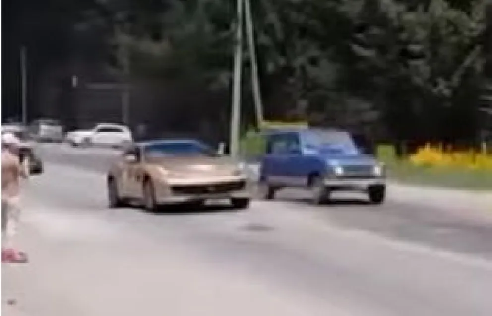 La ferrari no pudo con una madre apurada a bordo de un Renault 4. 