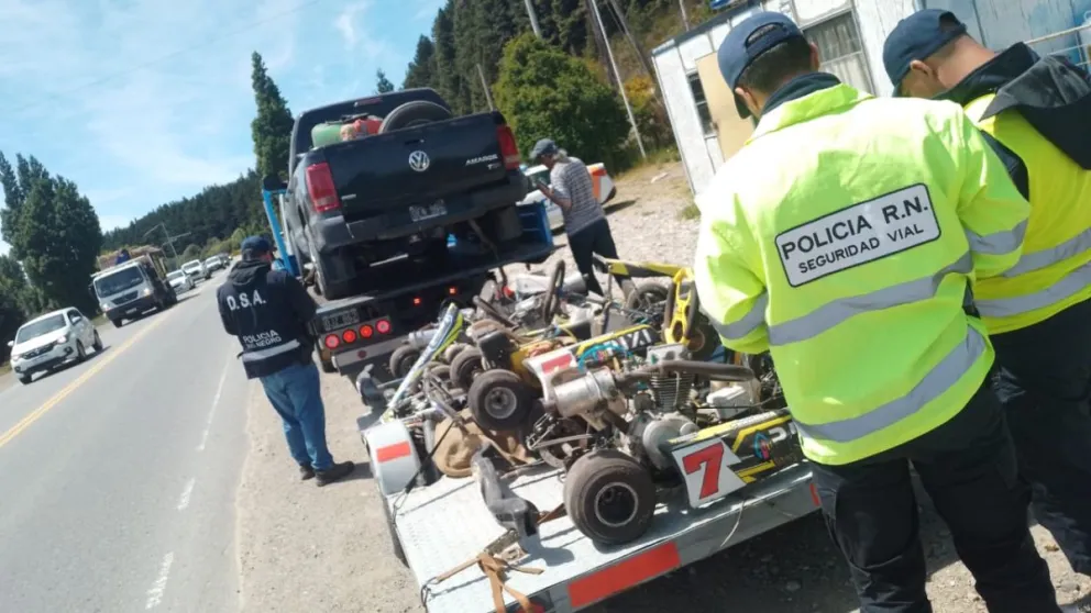 El karting era transportado en una grúa hacia Bariloche. 