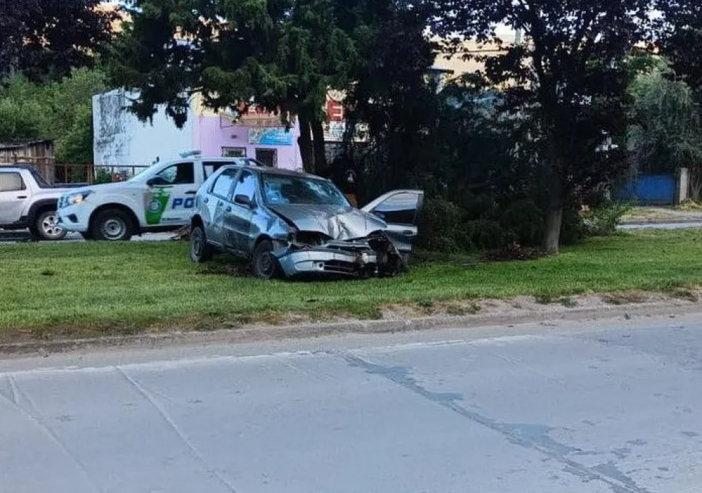 El ocupante trasladado fue asistido en el hospital local / Foto Noticias del Bolsón 