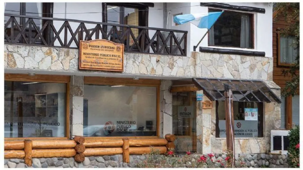 La víctima logró escapar de la casa al tirarse por la ventana de una habitación.