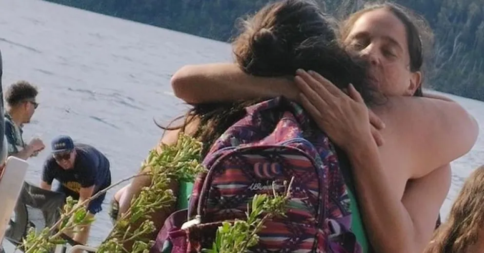 El abrazo de agradecimiento entre la mamá y Nadia.