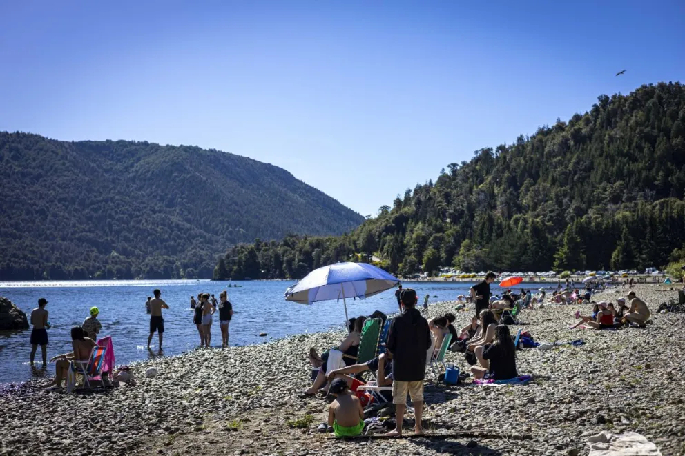 Aconsejan no exponerse en horarios cercanos a mediodía o primeras horas de la tarde. Foto archivo Eugenia Neme.