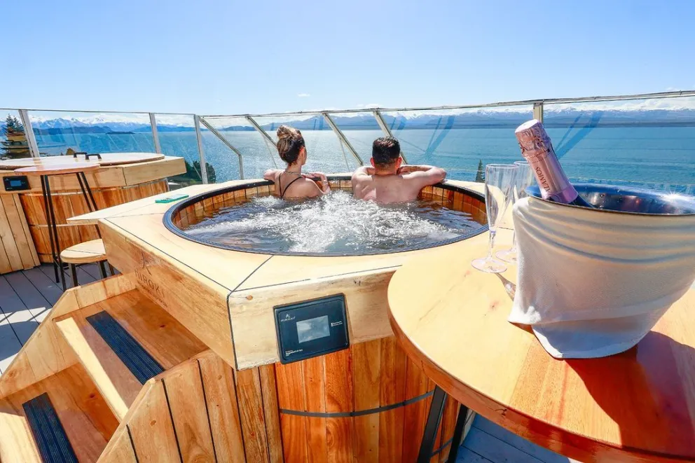 Hiroki cuenta con showroom en Bariloche, donde el equipo ofrece atención personalizada para acompañar cada proyecto. 