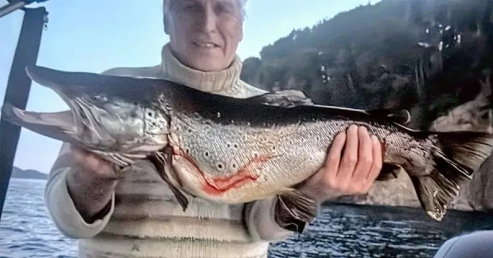 El vecino mostrando el ejemplar extraído de las aguas del Nahuel Huapi.