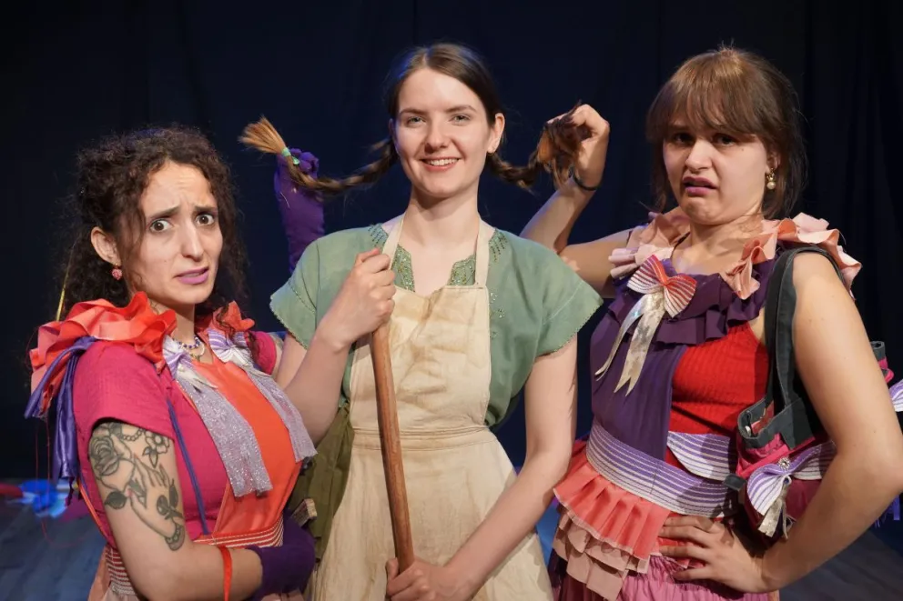 El sábado Cenicienta se desencadena.