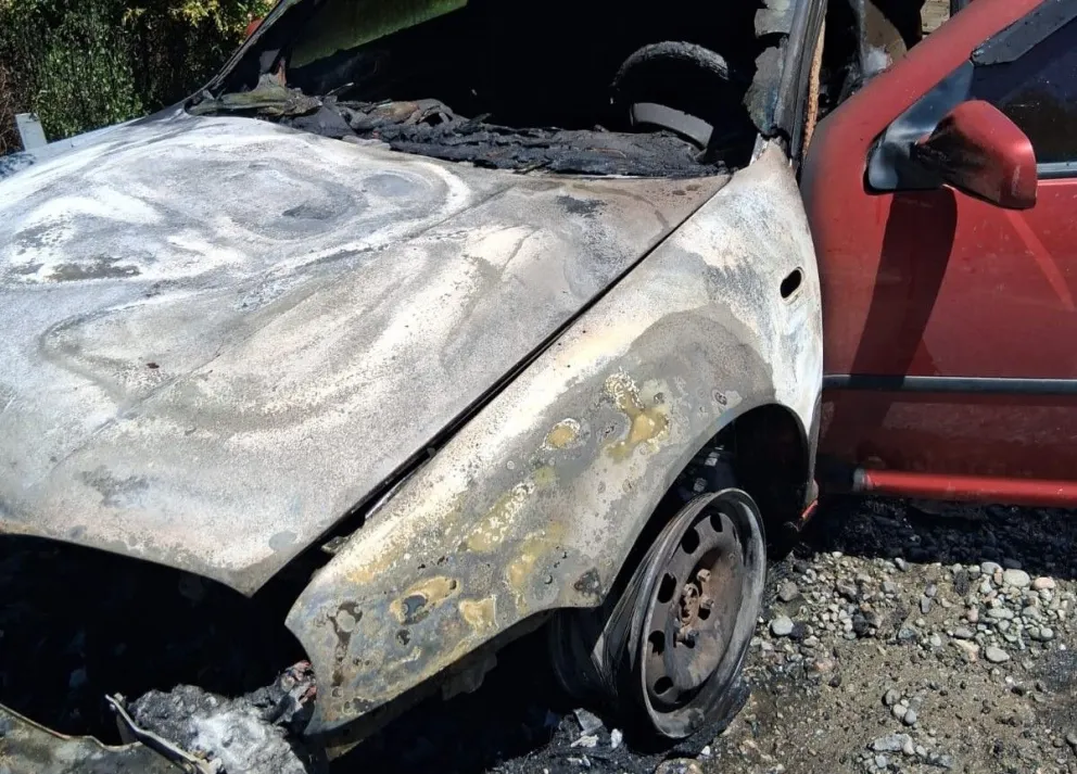 Las tareas de extinción y aseguramiento del sector permitieron controlar el incendio sin mayores complicaciones / Fotos Noticias del Bolsón 