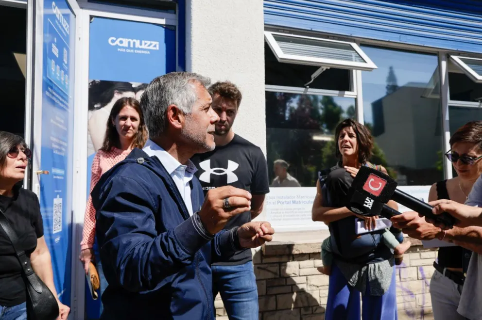 El encuentro en las afueras de la oficina de Camuzzi. Fotos de Eugenia Neme.