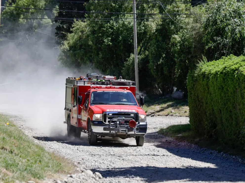 Uno de los móviles acudiendo al lugar donde se inició el fuego. Fotos de Eugenia Neme.