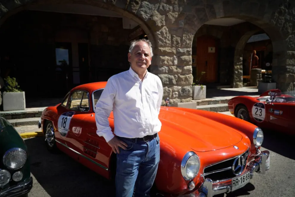 Daniel Claramunt, delante de un Mercedes-Benz 300 SL de 1954, al que suele llamarse Alas de Gaviota, por sus puertas, que se abren hacia arriba (fotos: Facundo Pardo).