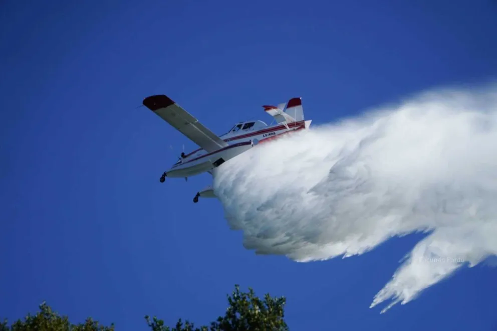 El aporte del avión hidrante en el lugar / Fotos Facu Pardo 