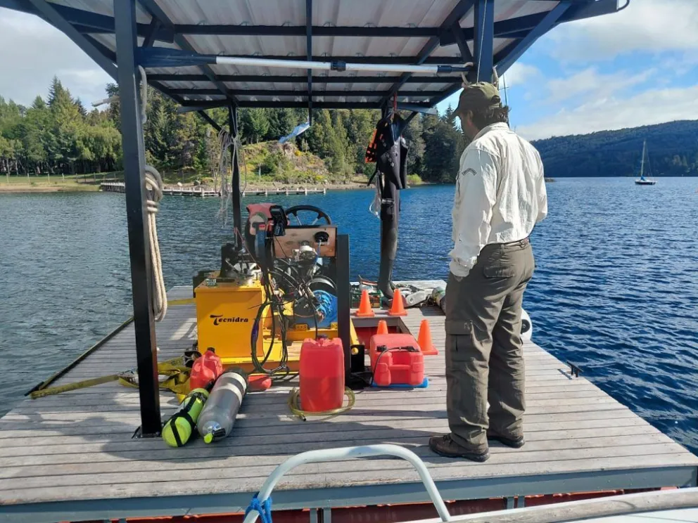 Guardaparques intervinieron en la costa cercana al río Ñirihuau y en el brazo Campanario 