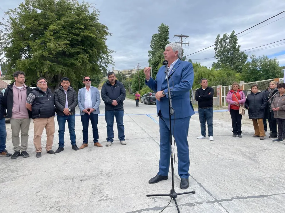 Cortes encabezó esta mañana la inauguración de uno de los puntos pavimentados en su gestión. 