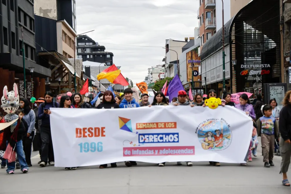 Con una concentración en Moreno y Onelli, finaliza en el Cívico la Semana de los Derechos de Niños, Niñas y Adolescentes. Fotos: Eugenia Neme