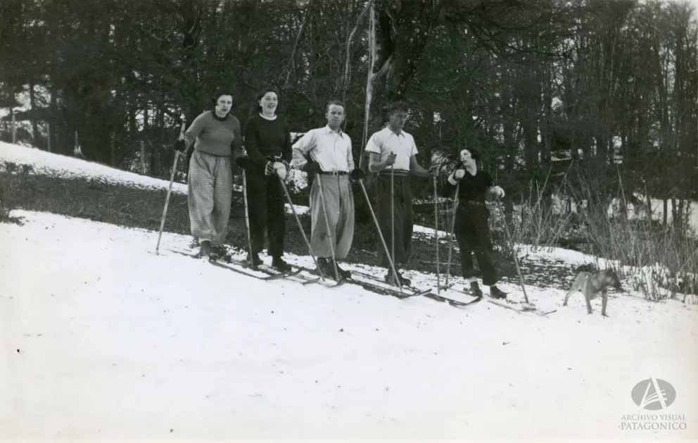 Caracterizados vecinos esquían en el cerro Otto en 1927 alrededor de 1927. Colección Lunde en Archivo Visual Patagónico.