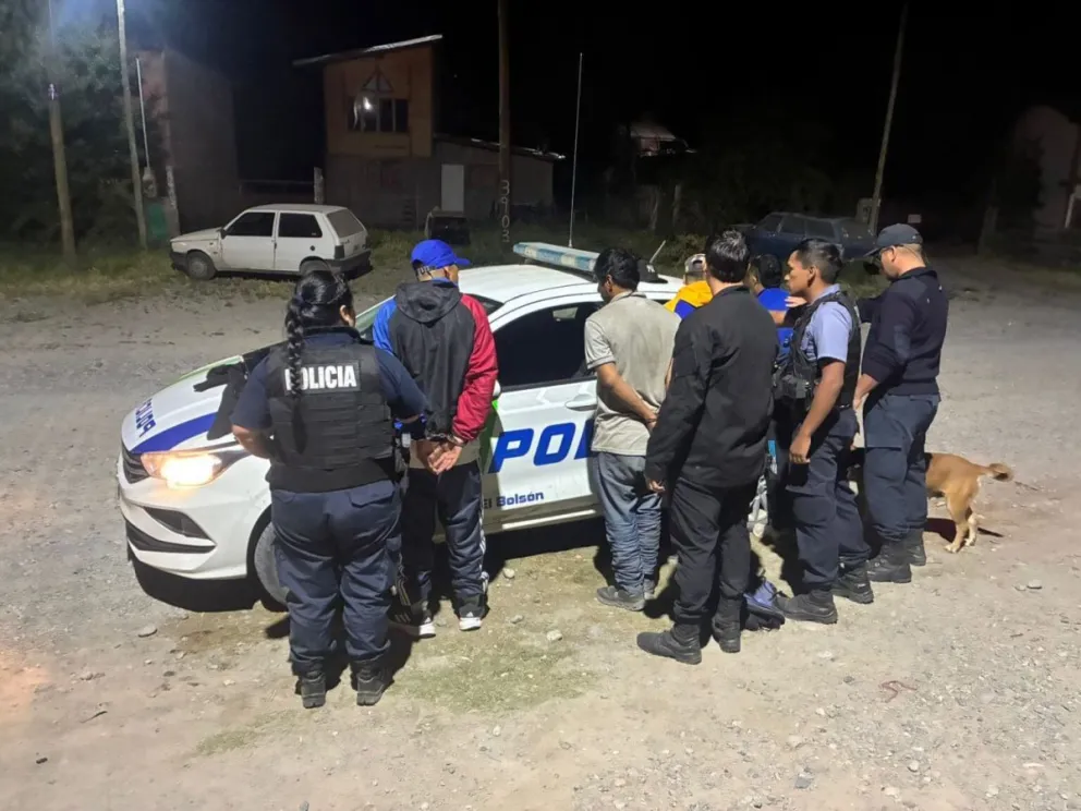 Ante la evidencia, los cinco sujetos fueron detenidos por el delito de robo.