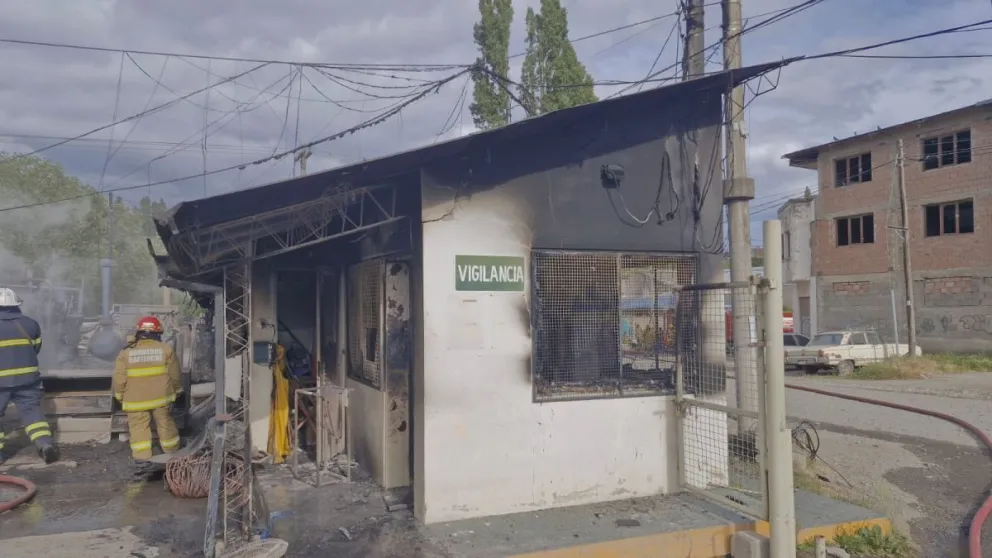El rápido accionar de los bomberos impidió una mayor propagación del fuego. Fotos gentileza CEB.