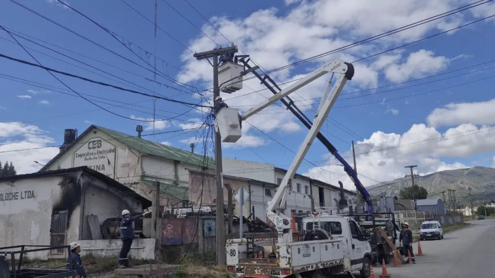 El fuego afectó  infraestructura eléctrica, vehículos y de comunicaciones. 
