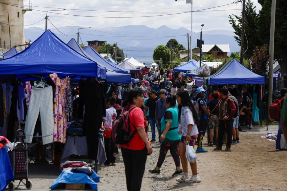 A la espera del aguinaldo, los feriantes vivieron un fin de semana de aumento de ventas tras semanas de baja. Foto: Eugenia Neme 