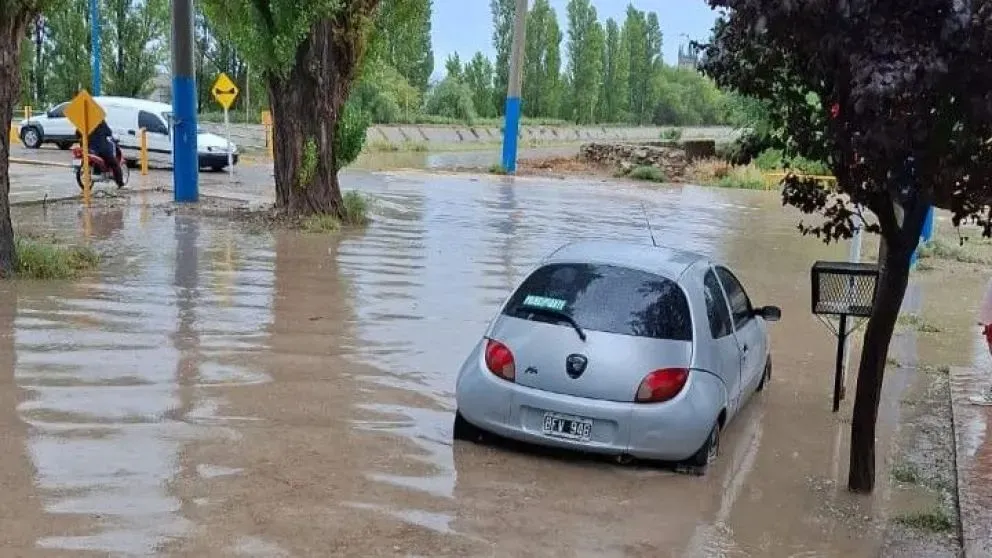 Una fuerte tormenta azotó al Alto Valle este domingo. 