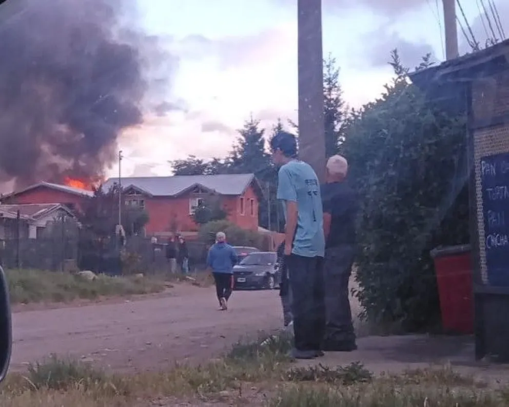 Incendio de vivienda en el barrio El Frutillar. 