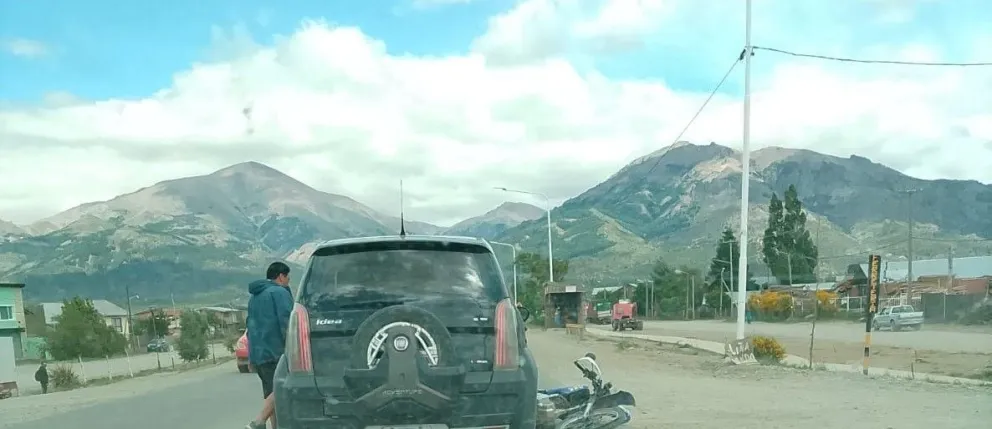 Otro choque en el que participan una moto y un auto. Sólo se registraron daños materiales. 