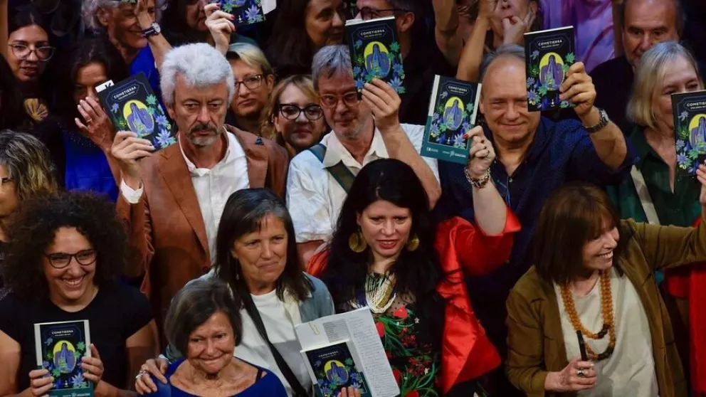 El mundo de las letras cuando salió en defensa de Dolores Reyes. La autora estará presente en Bariloche.