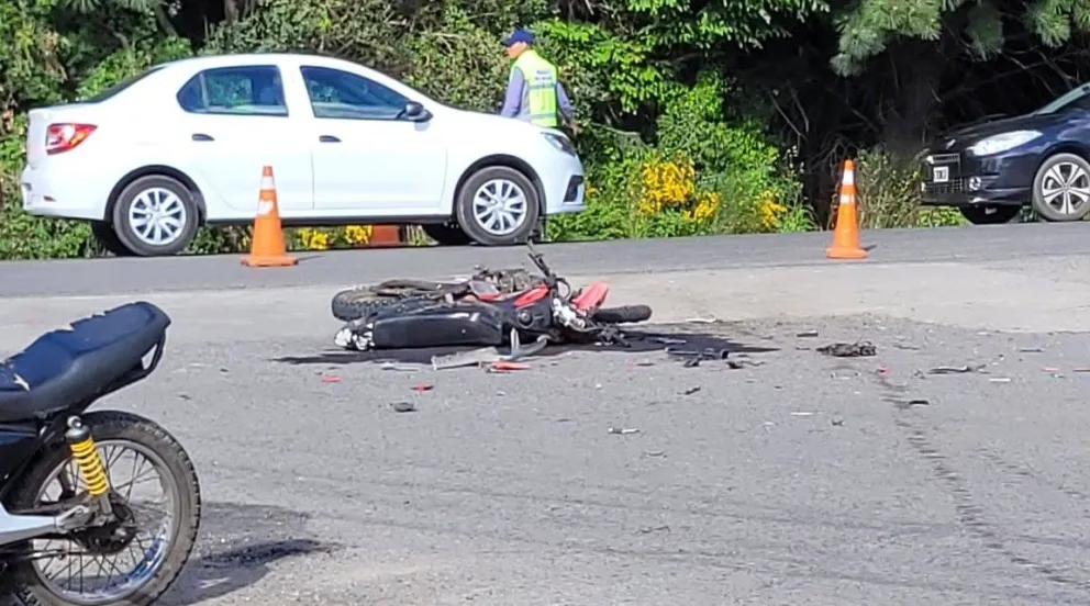 El joven motociclista murió en el lugar a pesar de las maniobras de reanimación practicadas por Bomberos Voluntarios. Foto: Info24 Rio Negro