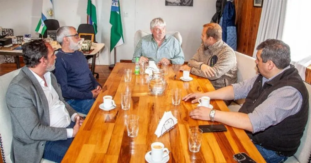 Momento del encuentro entre el intendente de Bariloche y el de Ezeiza.