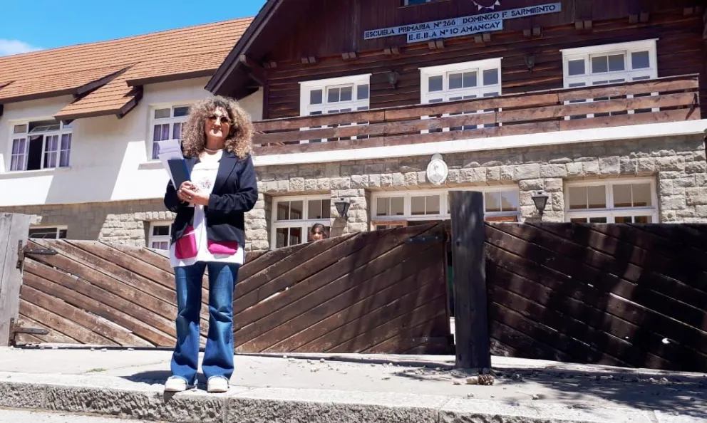 María Inés, la directora, al frente; detrás, la escuela centenaria (fotos gentileza de Noelia López).