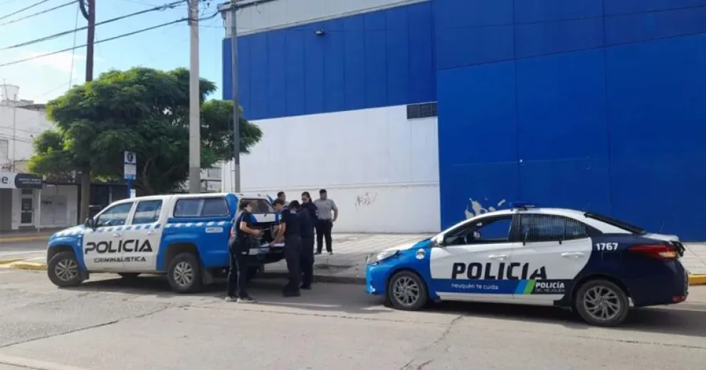 El hipermercado Carrefour está ubicado en las calles Olascoaga y Perito Moreno, del bajo neuquino. Foto Edgardo Pino.