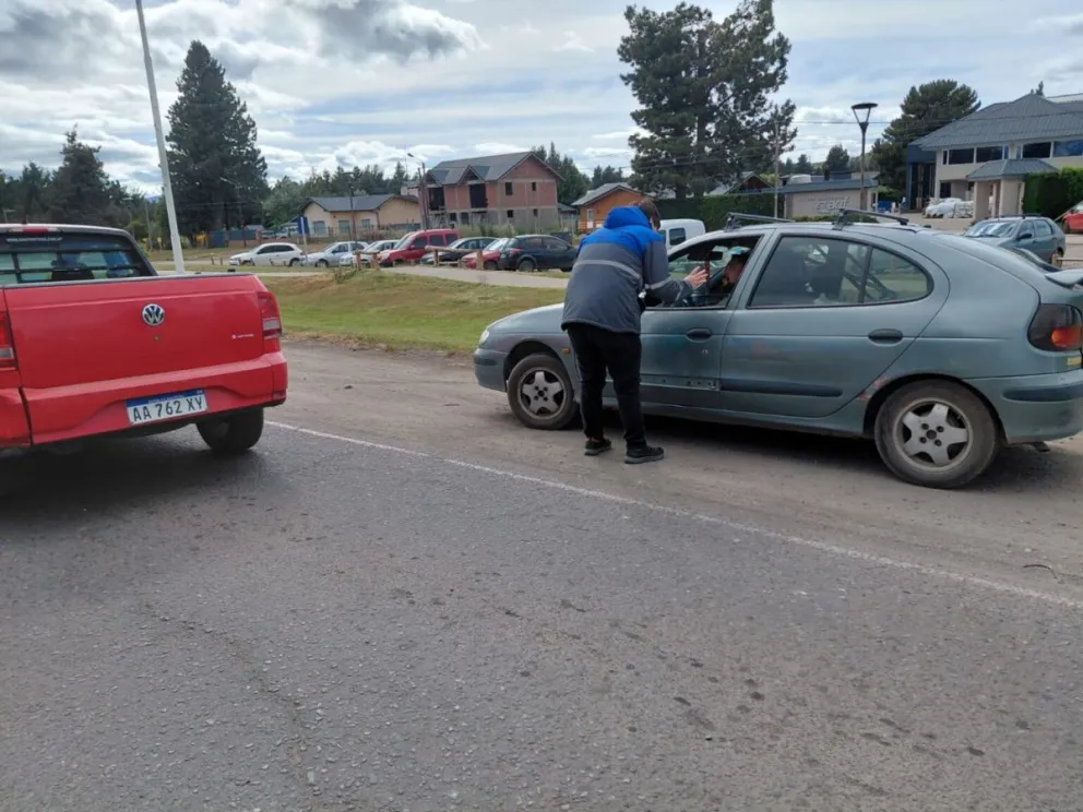 A los conductores se les propuso un “test rápido” sobre sus conocimientos viales. 
