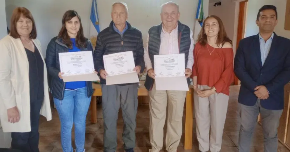 Los distinguidos junto a los concejales.