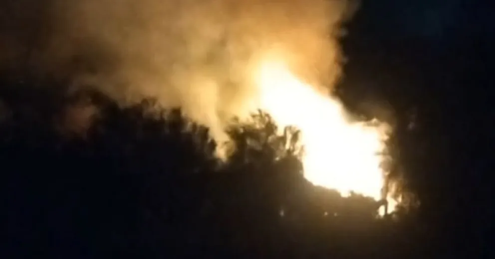 La vivienda en llamas durante la madrugada.